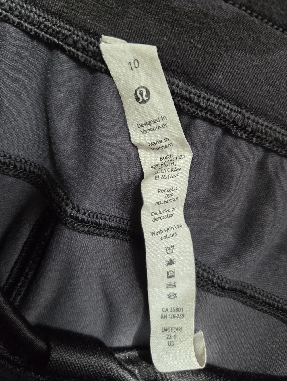 WOMENS LULULEMON BLACK/GRAY PATTERN WITH POCKETS ATHLETIC PANTS SIZE 10 (M)